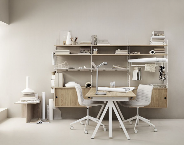 Ruang Kerja dengan Meja dan Rak Logam